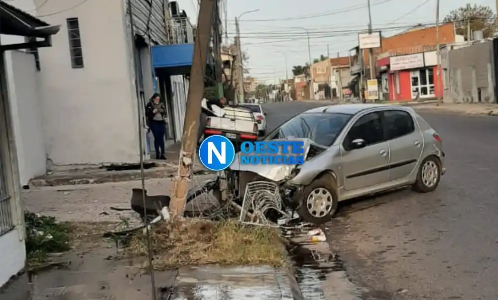 Hurlingham: Agente de la Policía Federal alcoholizada chocó contra un poste de luz