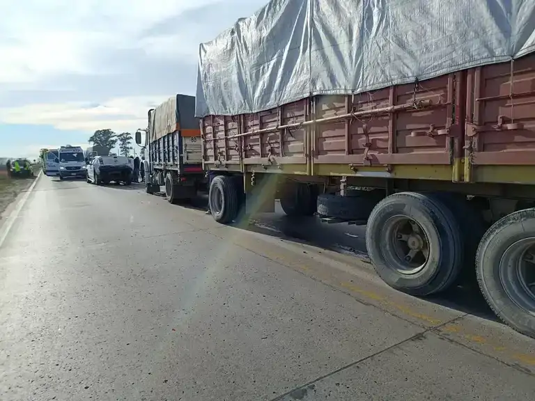 Retiró la camioneta de la concesionaria y al día siguiente quedó destruida en un choque entre dos camiones - 1