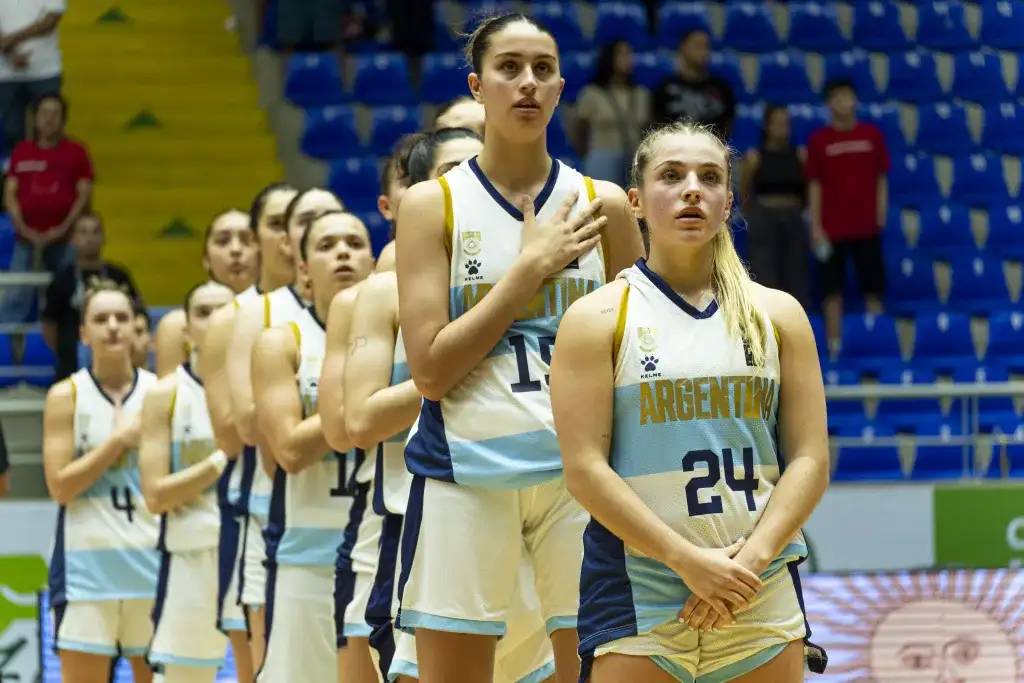 Juana Barrionuevo encabezando la fila durante el himno. (Foto: FIBA)