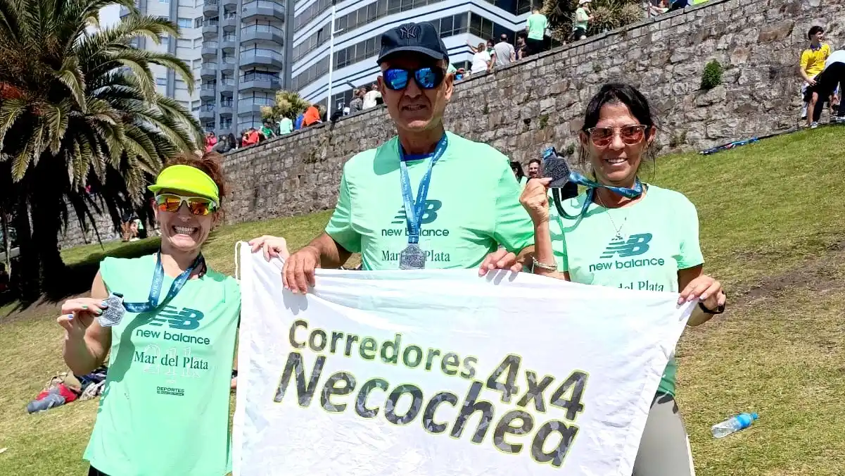 La agrupación 4x4 se hizo presente Valeria Muzzatti, Marcelo Llanos y Gladys Gonzália