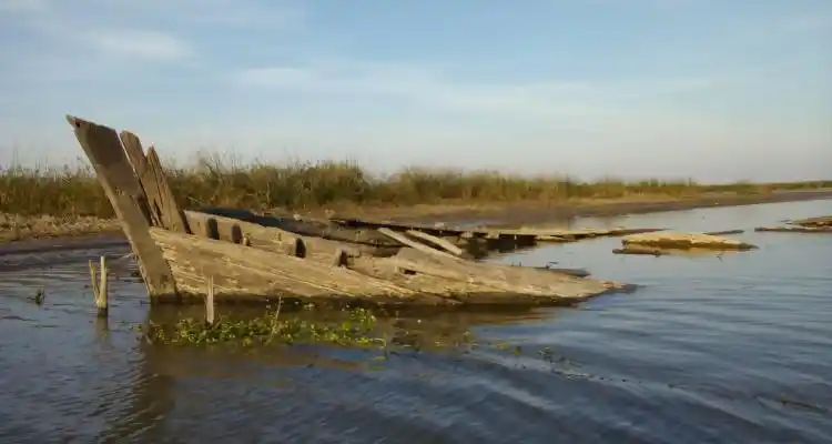“Carmen Ligera”, la embarcación que se hundió en 1921 y que el Grupo Conservacionista halló en el río