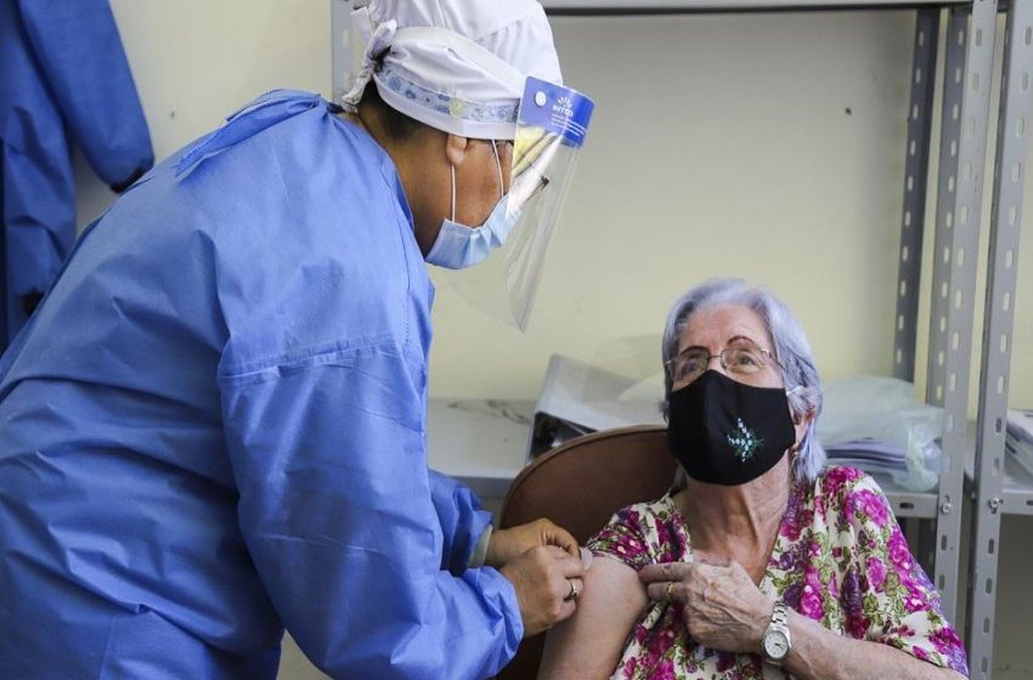 Aumento de casos: redujeron a cuatro meses el plazo para la dosis de refuerzo de la vacuna