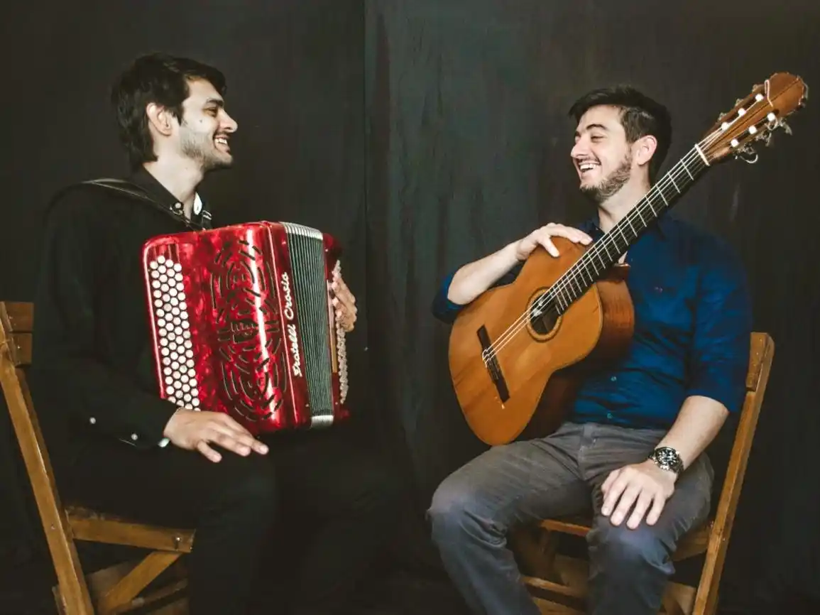 Tati Grandolo & Valentín Cosso Dúo, litoral en guitarra y acordeón