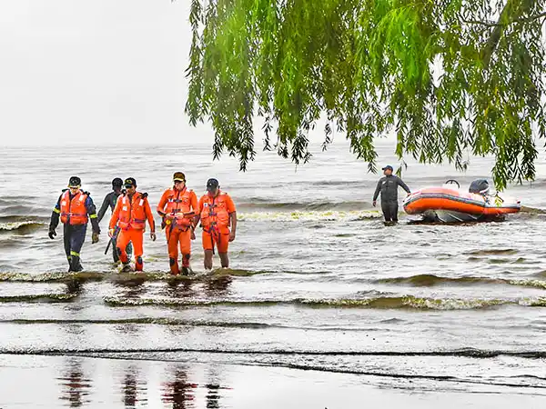 Derrame de hidrocarburo en la costa de Berisso