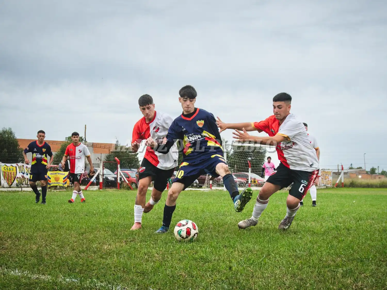 Facundo Ces cubre el balón ante la doble marca del Bicho