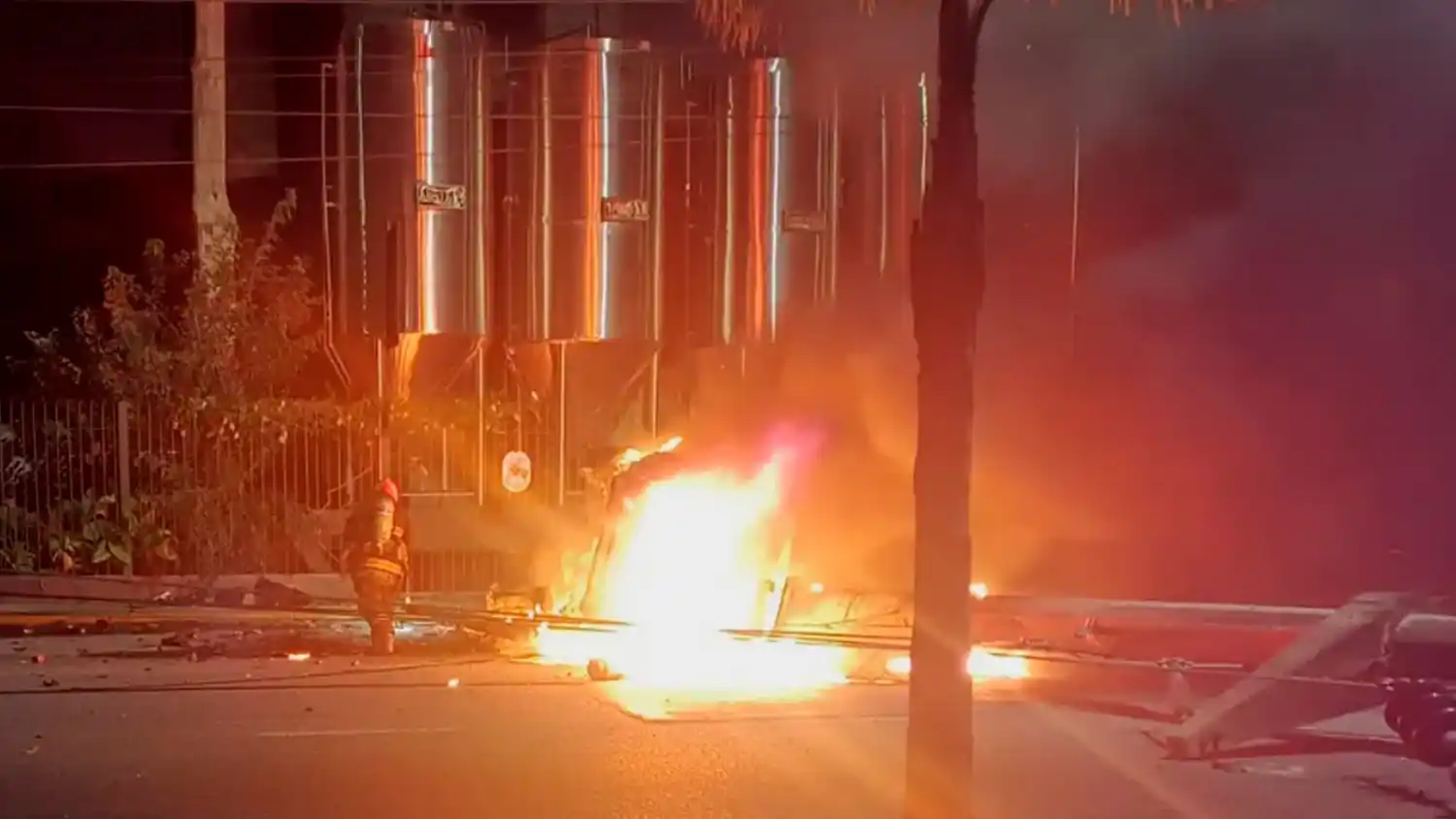 Por el fuerte impacto el auto se incendió por completo.