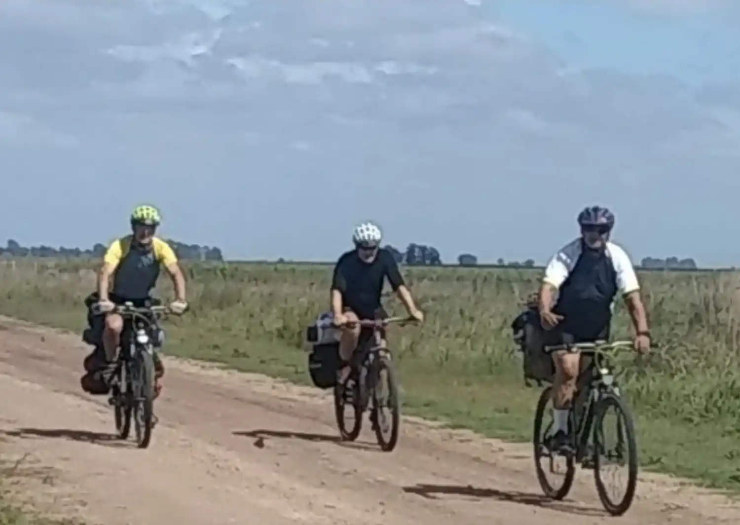 “A San Lorenzo como en el 1813 por las Postas del camino de la costa en bicicleta”. Los integrantes en su travesía en 2023.