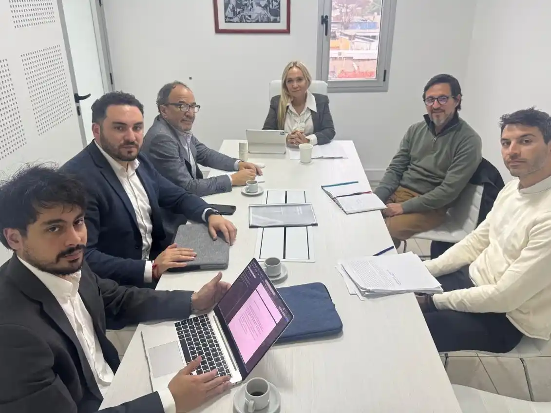 María Cecilia Vranicich, junto a sus colaboradores Gustavo González y Mauro Trucco, y los visitantes Gustavo Palmieri, Kevin Nielsen y Juan Cardozo. Foto: MPA