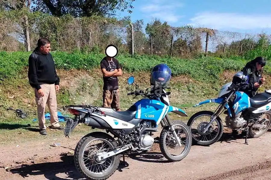 Bastante sospechoso: arrojó chapas a un campo cuando vio un móvil de la GUR