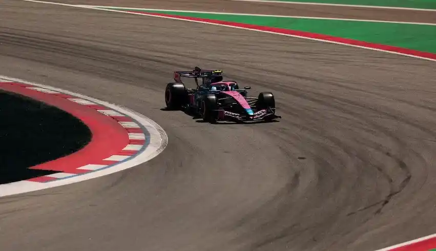 El argentino logró avanzar a la Q2 con comodidad y volvió a imponerse sobre su compañero Pierre Gasly, quien partirá 14°.