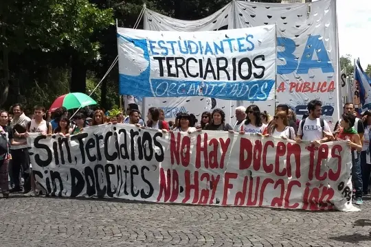 Protesta por «ajuste» en Educación Superior: el Gobierno niega cierre de institutos