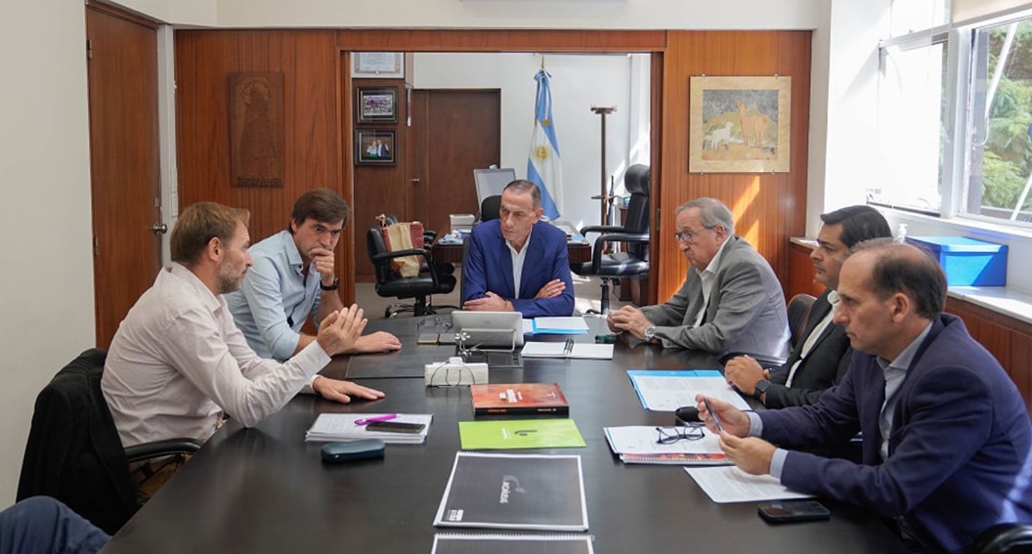 El director de Vialidad, Gustavo Arrieta, recibió al Intendente, al secretario Luciano Lafosse y al diputado Rogelio Iparraguirre.