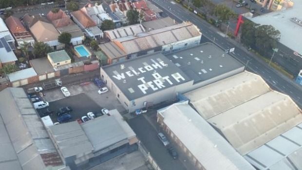 Una broma en un techo le da la bienvenida a pasajeros a una ciudad cuando aterrizan en otra