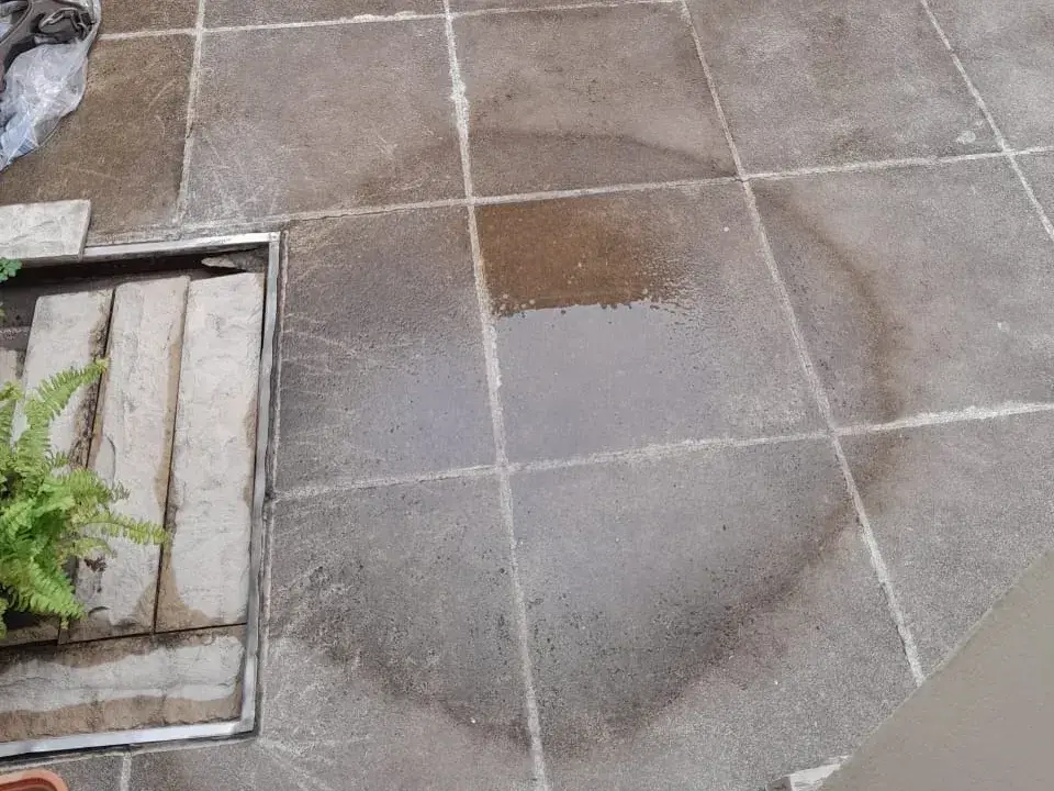 Vecinos reclaman por cloacas tapadas en Mitre 2600