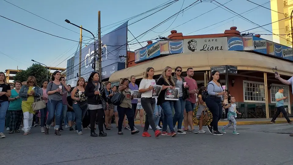 Pilar: con pancartas y velas, hubo marcha por el femicidio de Laura Sirera, la funcionaria del gobierno de Achával