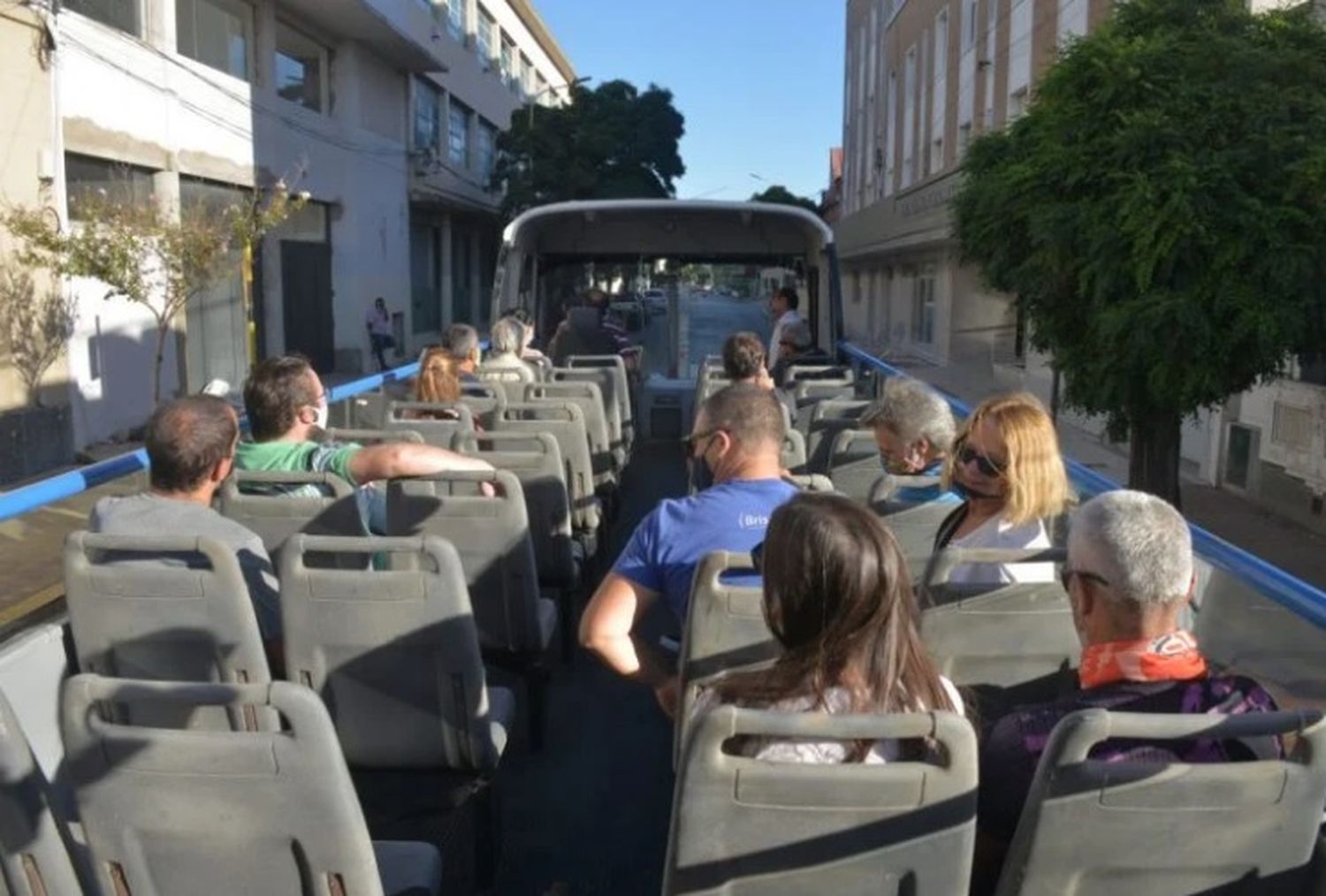 Un bus turístico sin techo comenzó a recorrer la ciudad