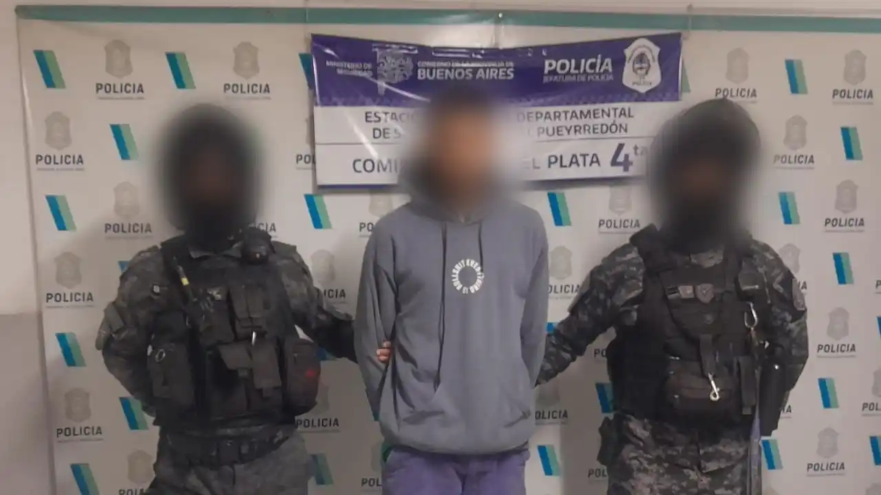 Operativo nocturno: secuestraron un revólver y una moto en una plaza