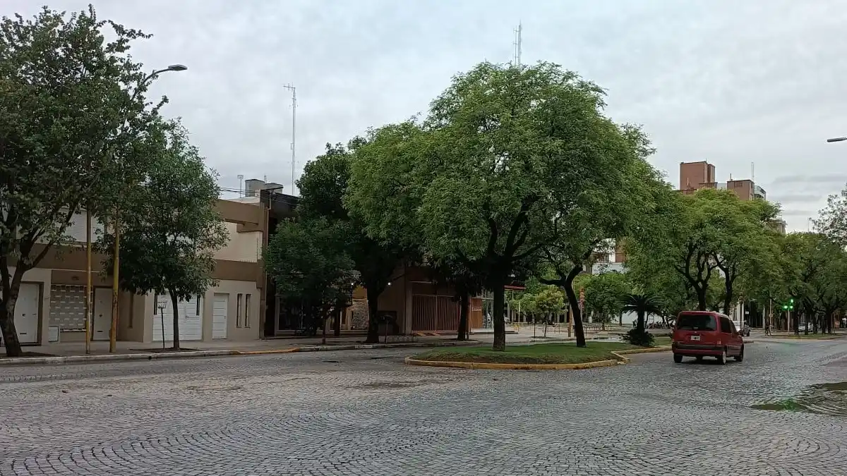 El clima está nublado y se esperan lluvias en la ciudad.