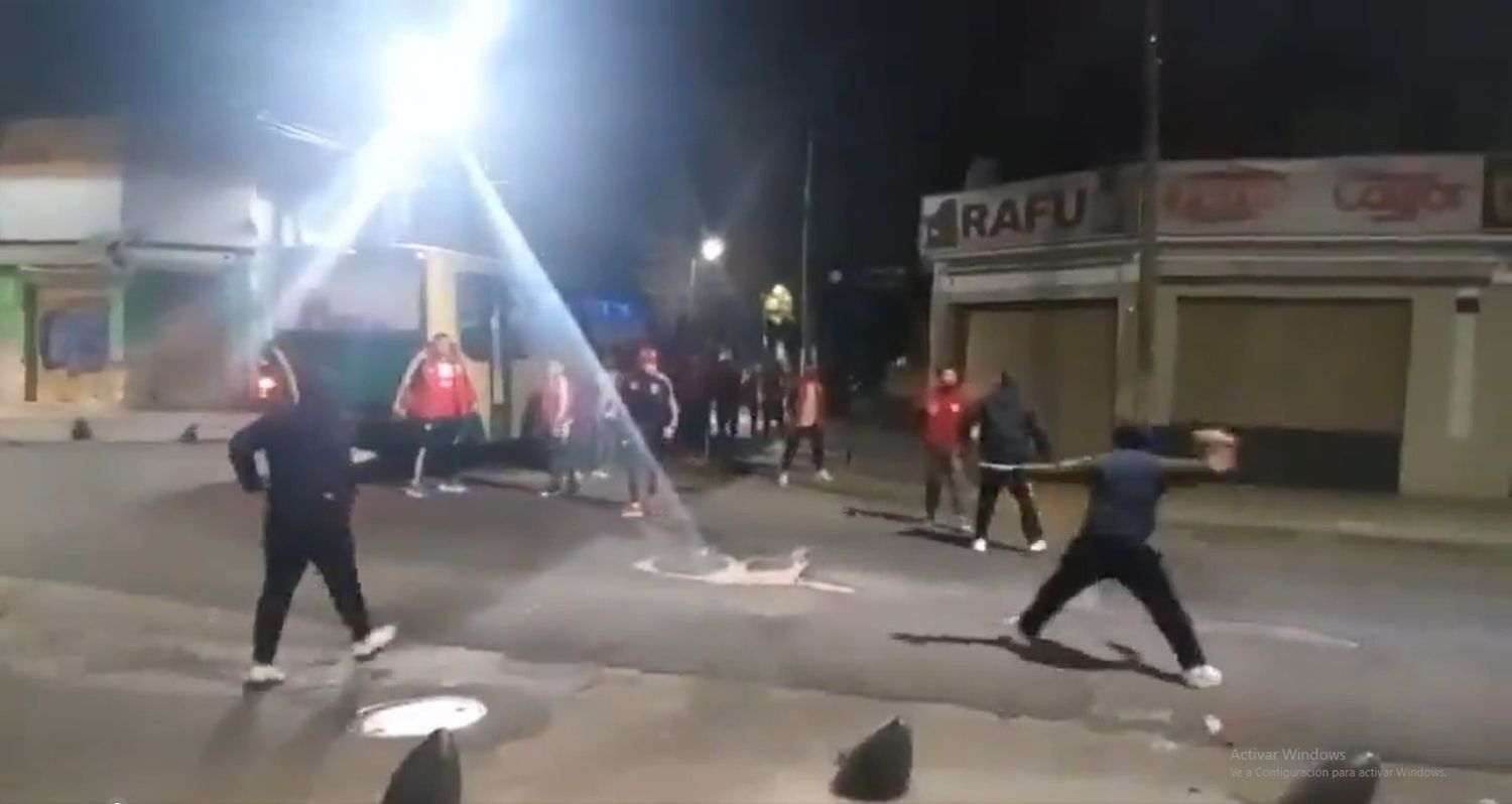 "Esto es San Martín, arrancá con fuerza": Así les robaron las banderas a un micro con hinchas de River en Villa Maipú