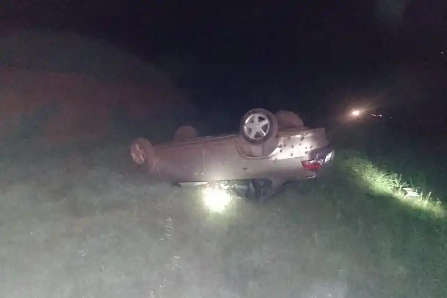 Preocupación por una mujer que volcó su automóvil en la Autopista 19