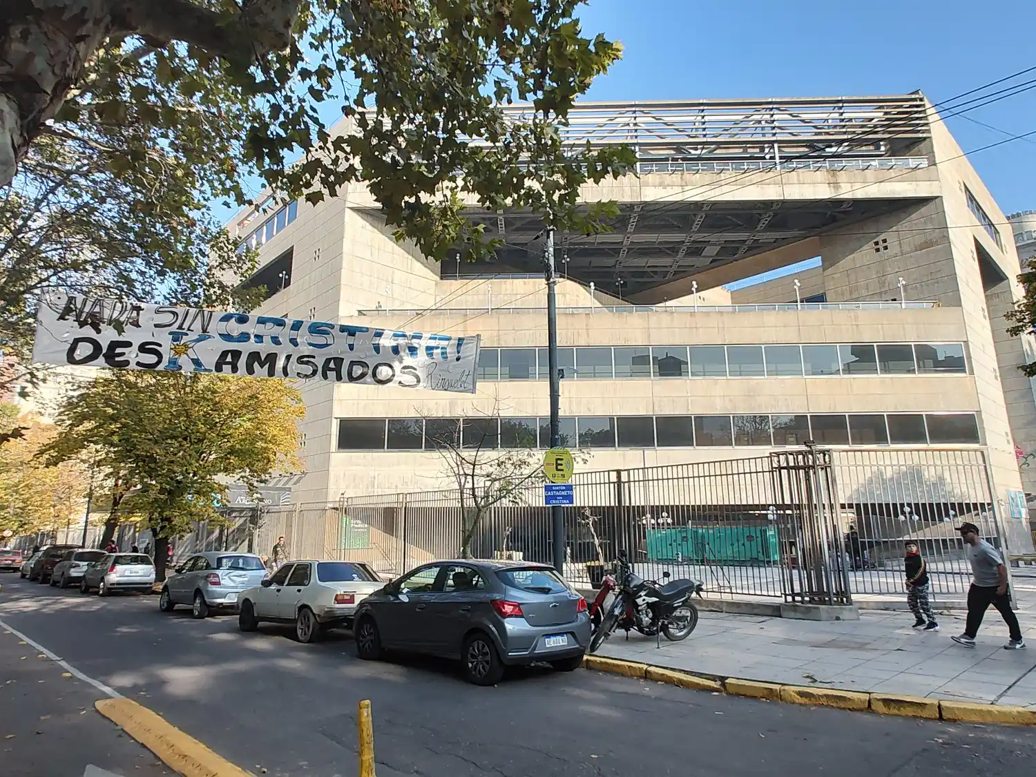 Cortes de calle y banderas "Nada sin Cristina" en la previa del acto en el Teatro Argentino de La Plata
