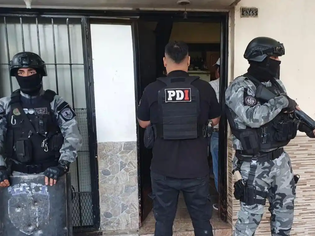 Dos hombres y una mujer resultaron detenidos y también se secuestraron armas de fuego.