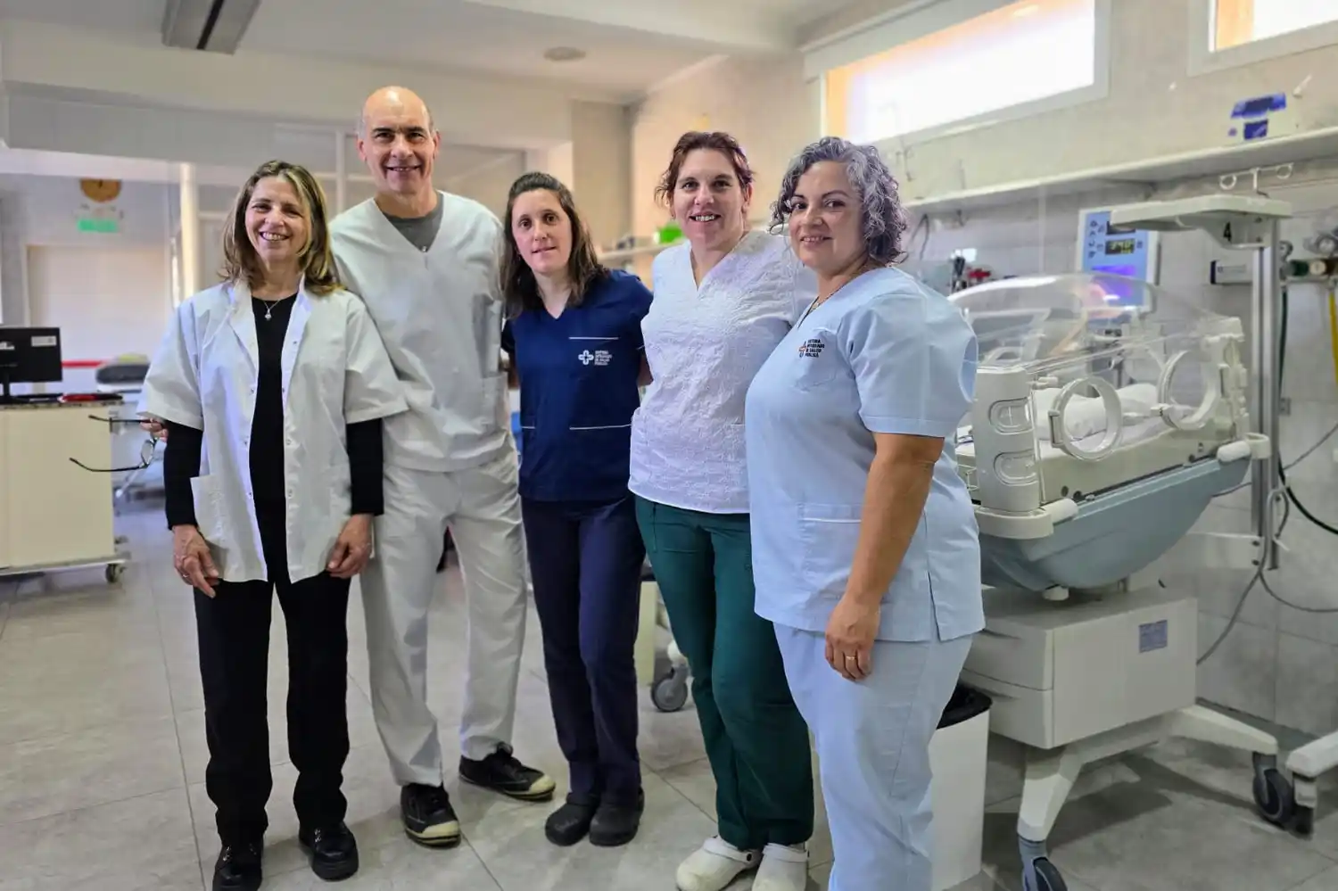El servicio de neonatología está integrado por 8 médicos y 10 enfermeros, a cargo de Marisol Lazarte