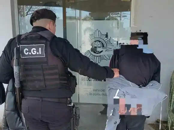 Intentó fugarse en moto tras ser interceptado por la policía, pero terminó detenido