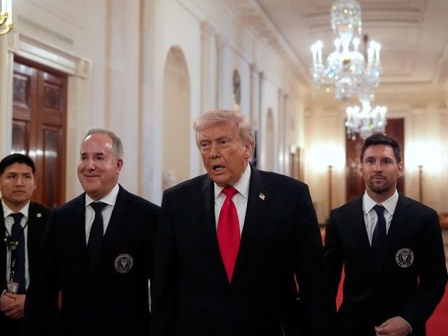 Trump ingresó al Salón junto a Leo Messi y Jorge Más. Foto:AP