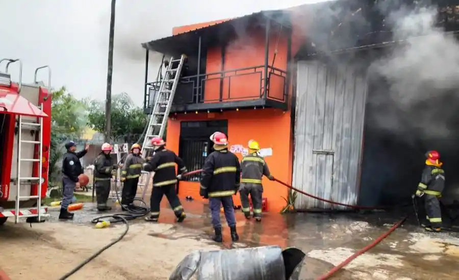 Un local comercial fue consumido por las llamas