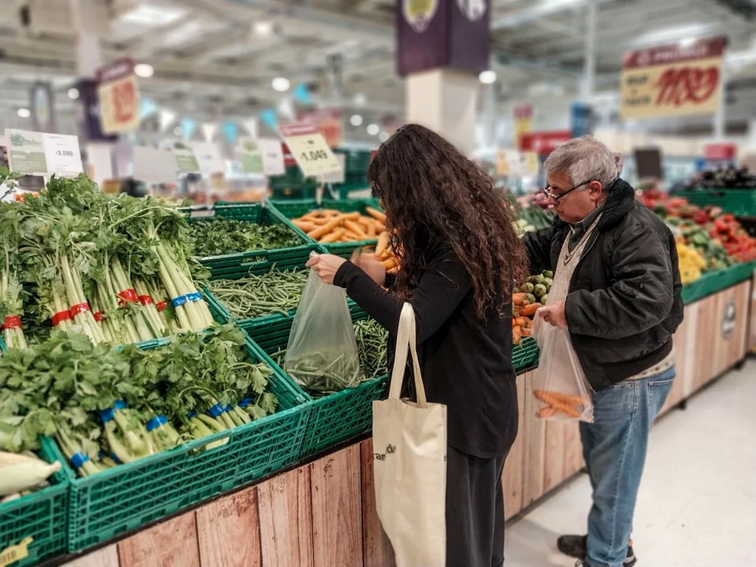 Economista alerta que la baja de la inflación empieza a chocar con desequilibrios de precios relativos