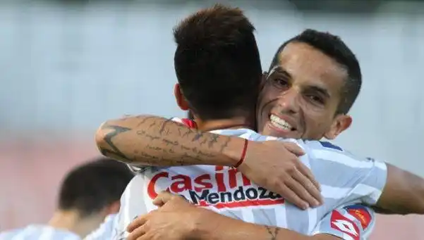 Godoy Cruz goleó a Colón y lo bajó de su nube de ilusiones