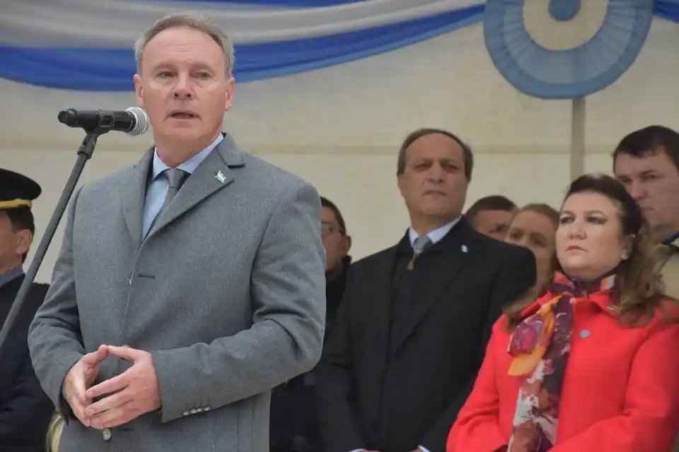 “Celebramos la decisión más trascendente de nuestra historia” dijo Schneider al presidir el acto por el Día de la Independencia