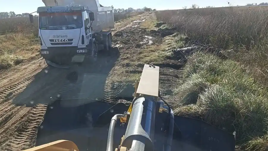 El municipio de 25 de Mayo avanza con mejoras y canalización en caminos rurales en plena cosecha