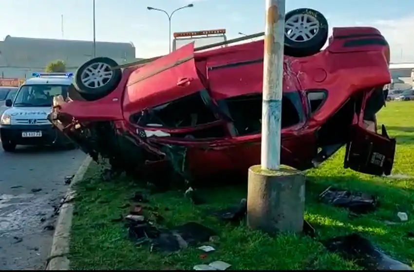 Espectacular vuelco en la rotonda de Champagnat y Luro