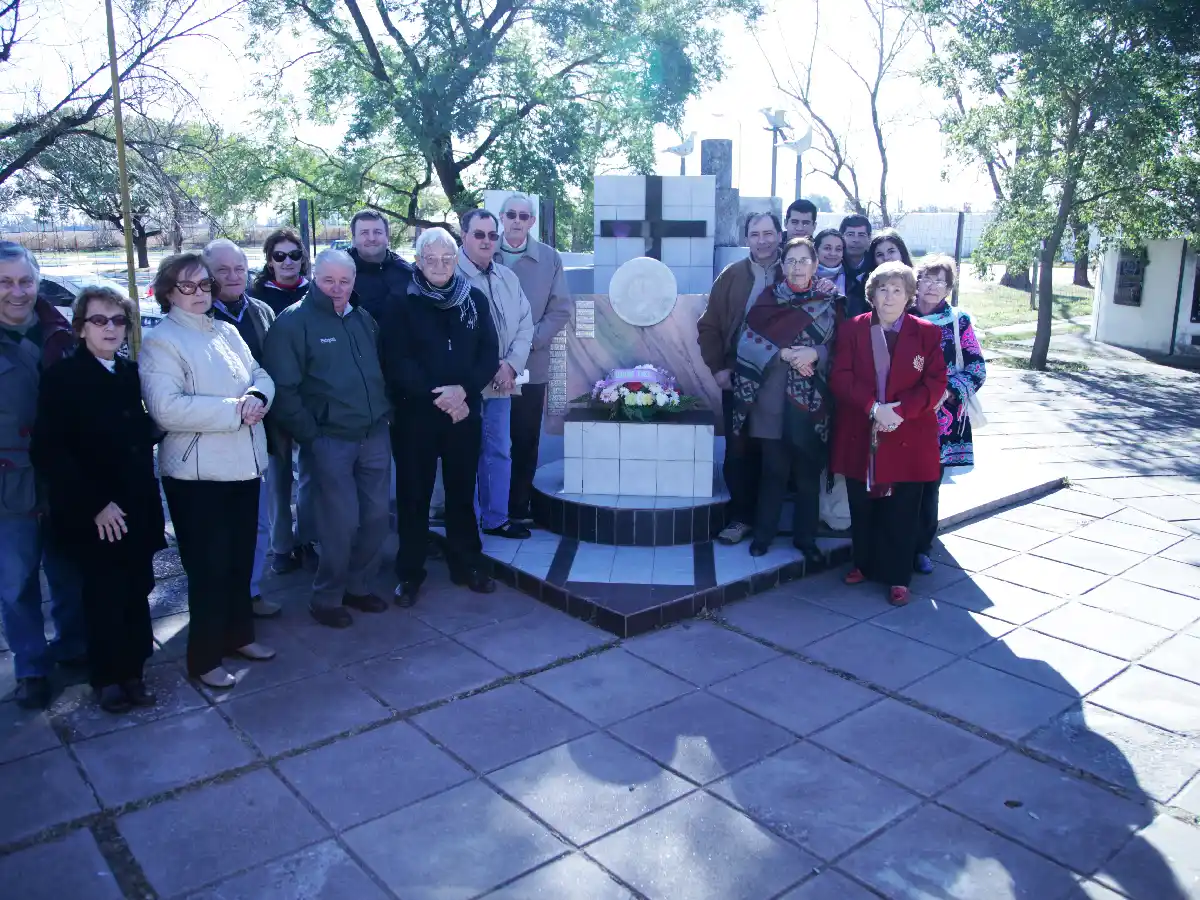 Emotivo homenaje de Amigos del Bien  de los compañeros ya fallecidos