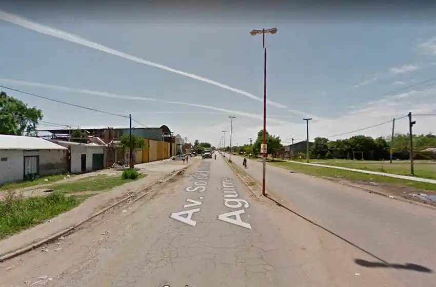 No encontraba a su hija en la escuela y empezó a romper los vidrios del establecimiento