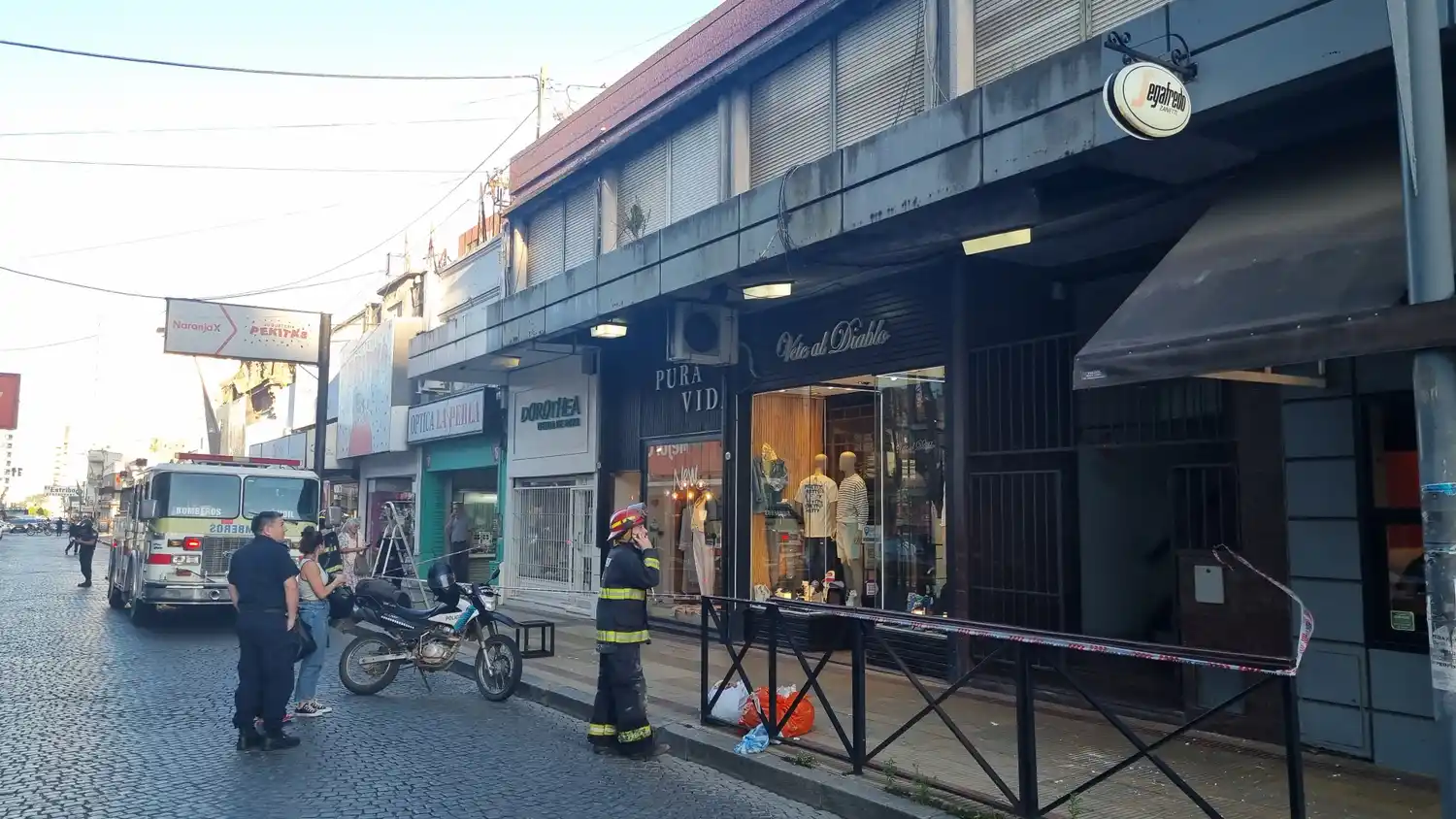 Bomberos y Policía trabajaron en San Martín al 600.