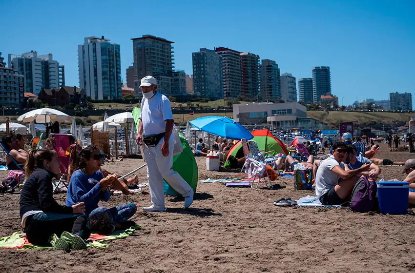 Los vendedores ambulantes de Mar del Plata iniciaron su temporada en las playas