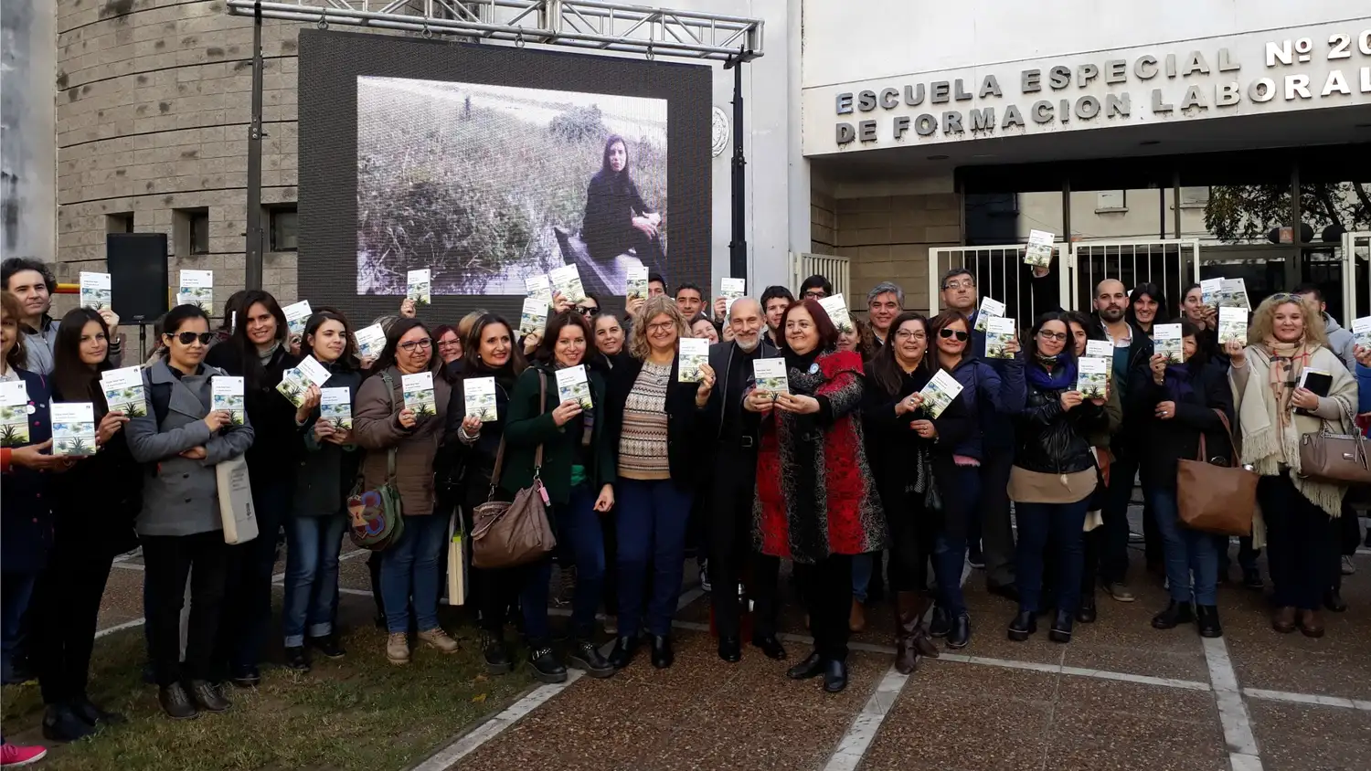 Comenzó la distribución del libro “A medio borrar” en bibliotecas escolares