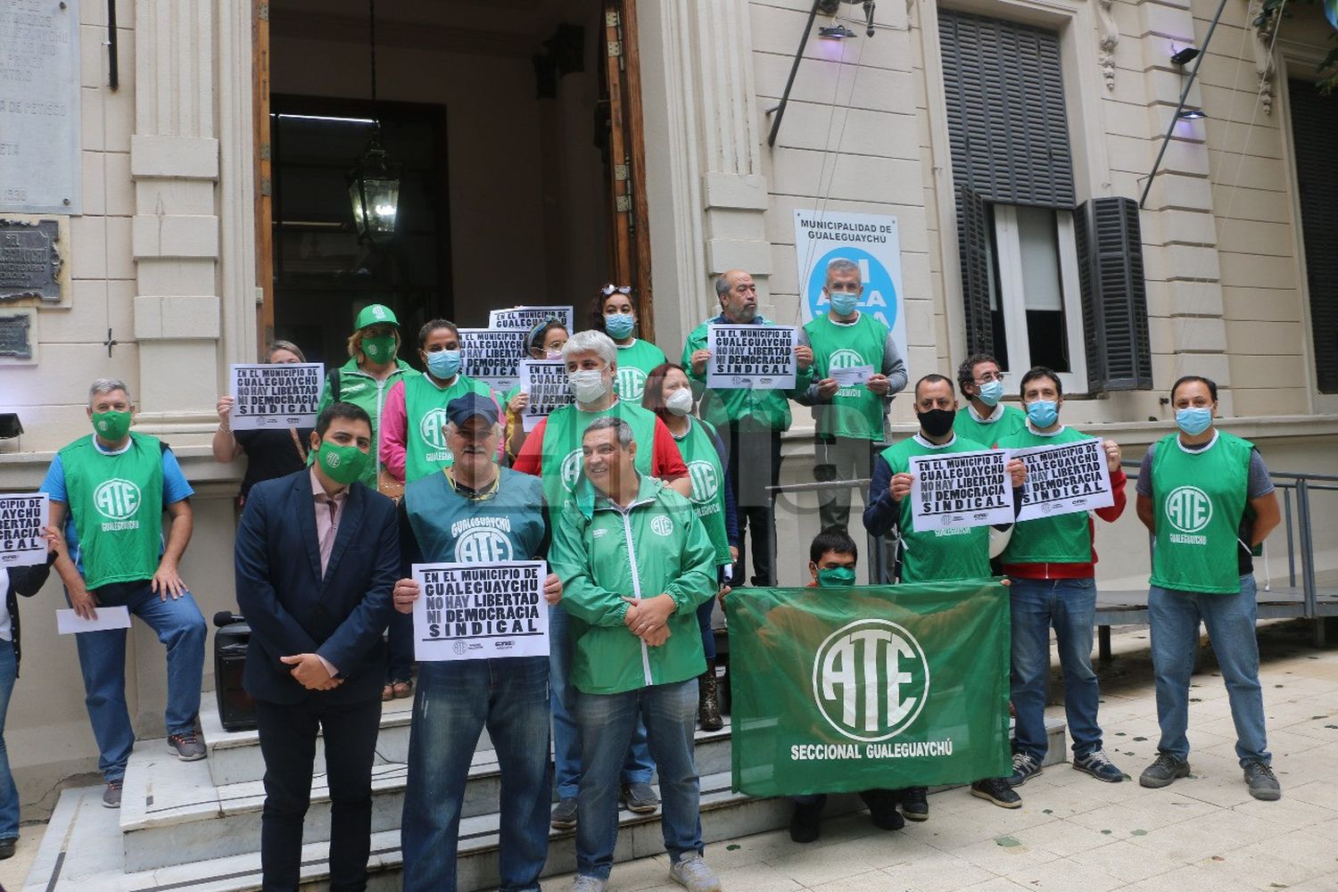 Una decena de integrantes de ATE protestaron frente al Municipio: "No hay libertad ni democracia sindical”