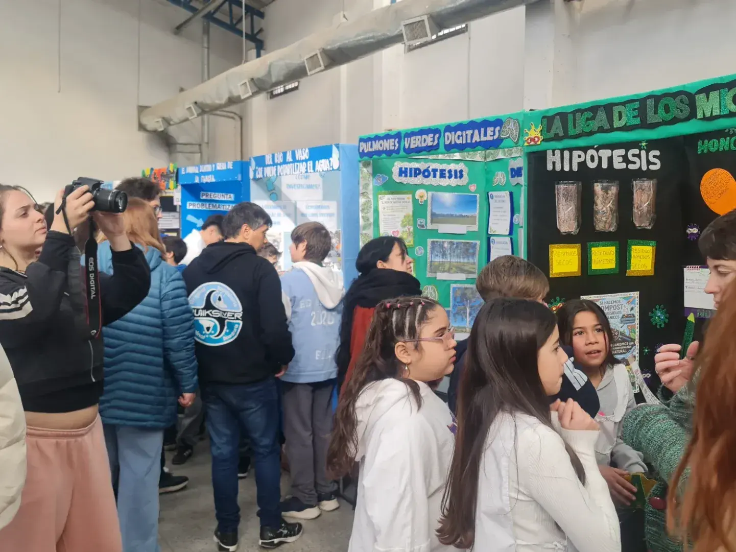 Alumnos se preparan para exponer