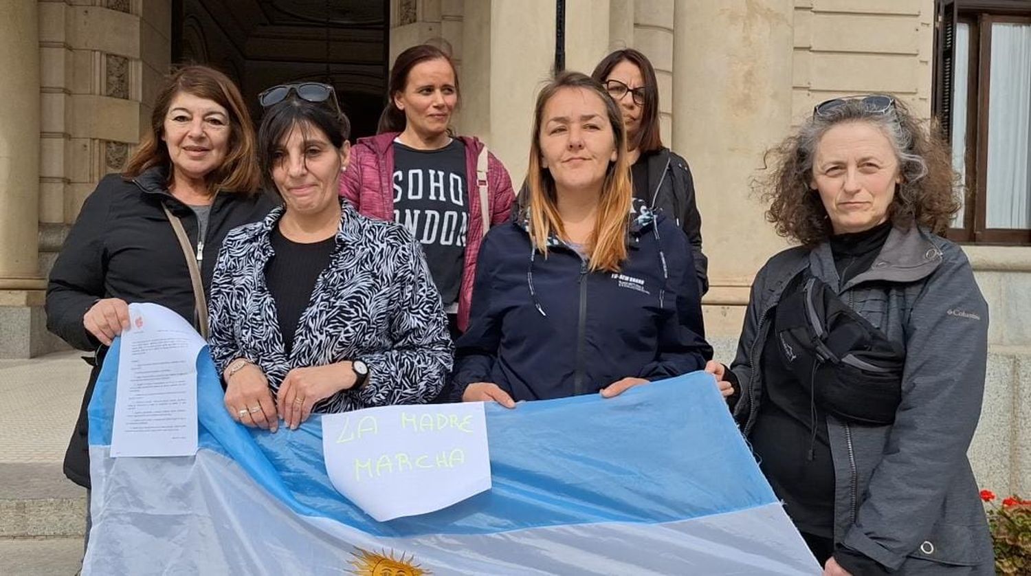 Las mujeres entregaron un petitorio a Oscar Teruggi.