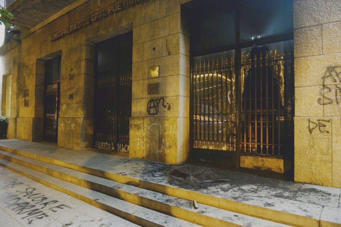 La muerte de Santiago Maldonado: Destrozos y pintadas en el frente de la Municipalidad de Mar del Plata