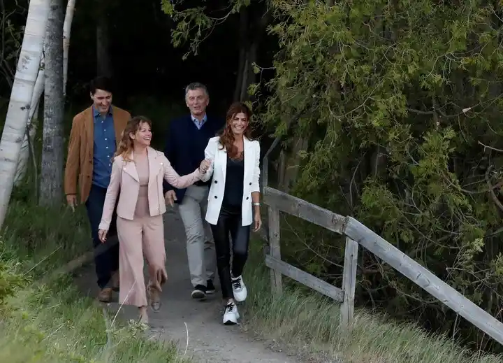 Agárrense de las manos: el particular protocolo de Juliana Awada durante el G20