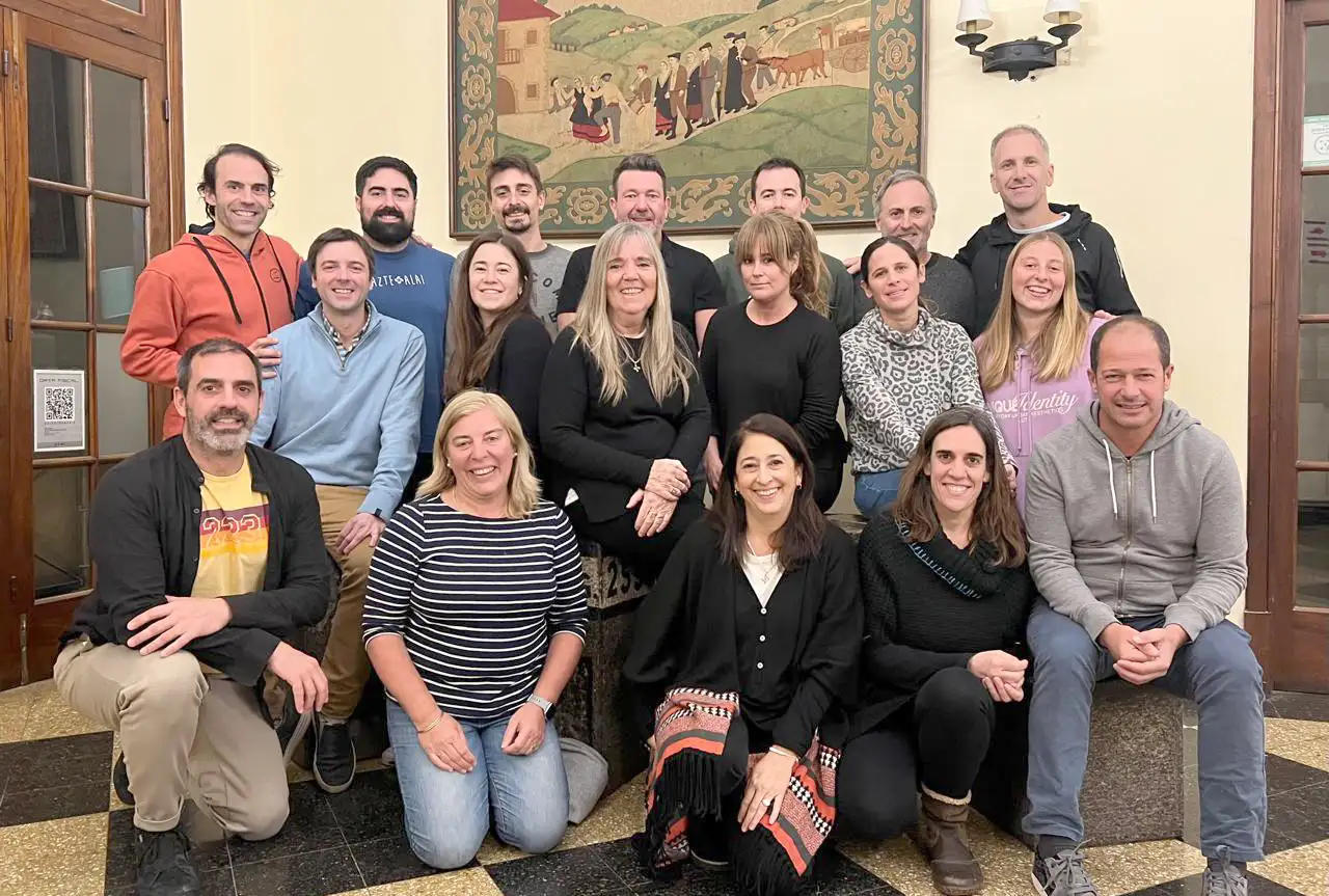 Con sus pares. De la última comisión directiva del Centro Vasco de Necochea