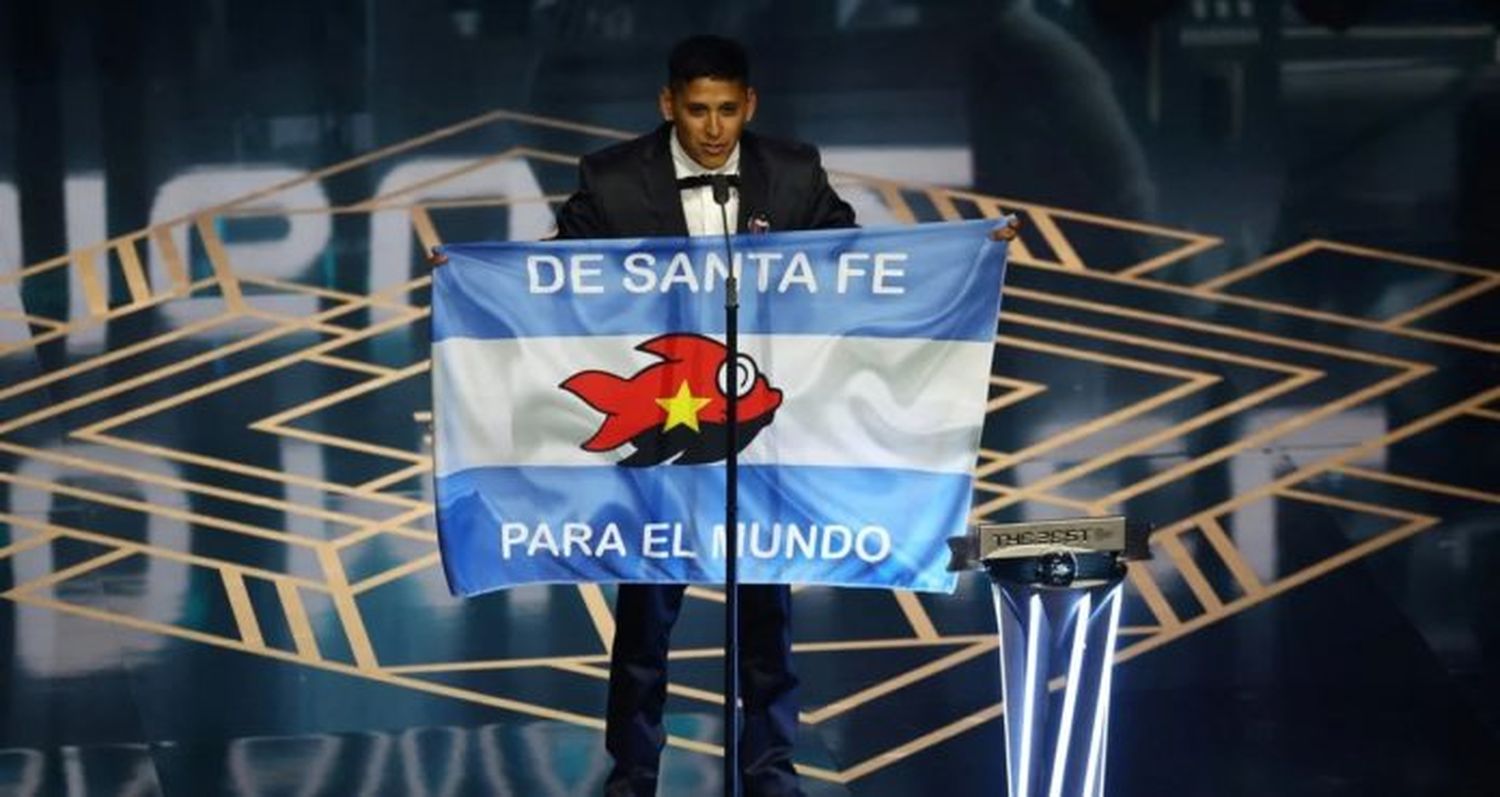 Hugo Iñiguez en el escenario tras recibir el galardón.