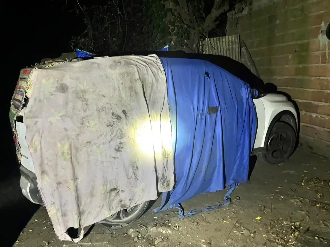 De esta manera, se pudo establecer la ubicación del vehículo en una propiedad situada en Alberti al 10300, donde finalmente fue hallado.