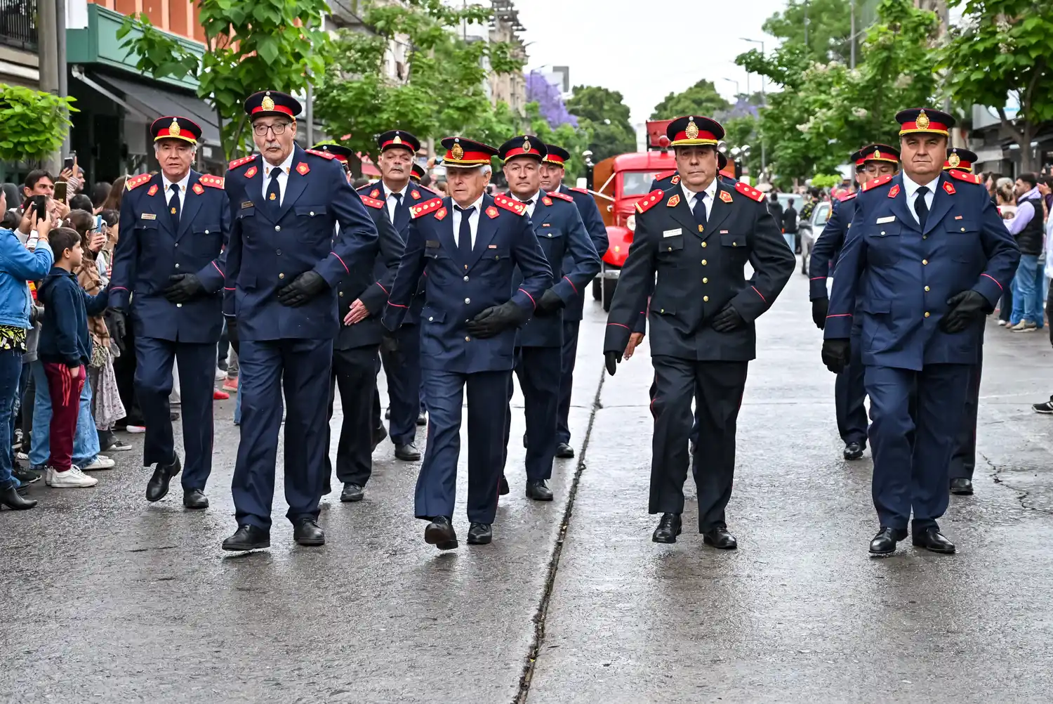 Chascomús celebró los 65 años de sus Bomberos Voluntarios con un emotivo desfile pese al mal tiempo