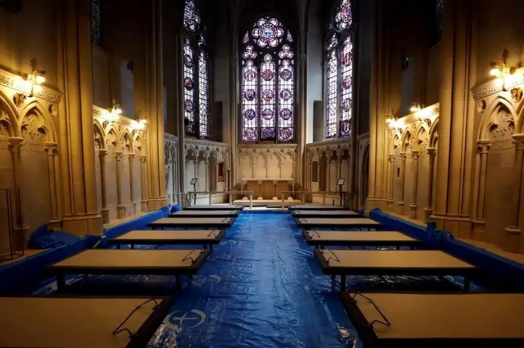 Nueva York convirtió una catedral en hospital para enfermos